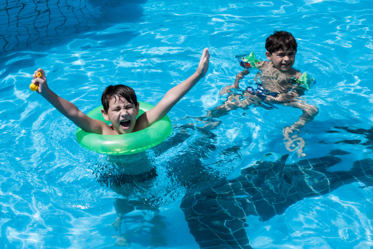divertindo na piscina