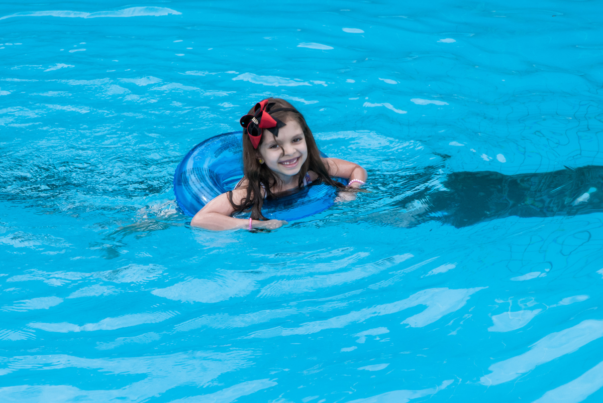 A convidada se diverte na piscina