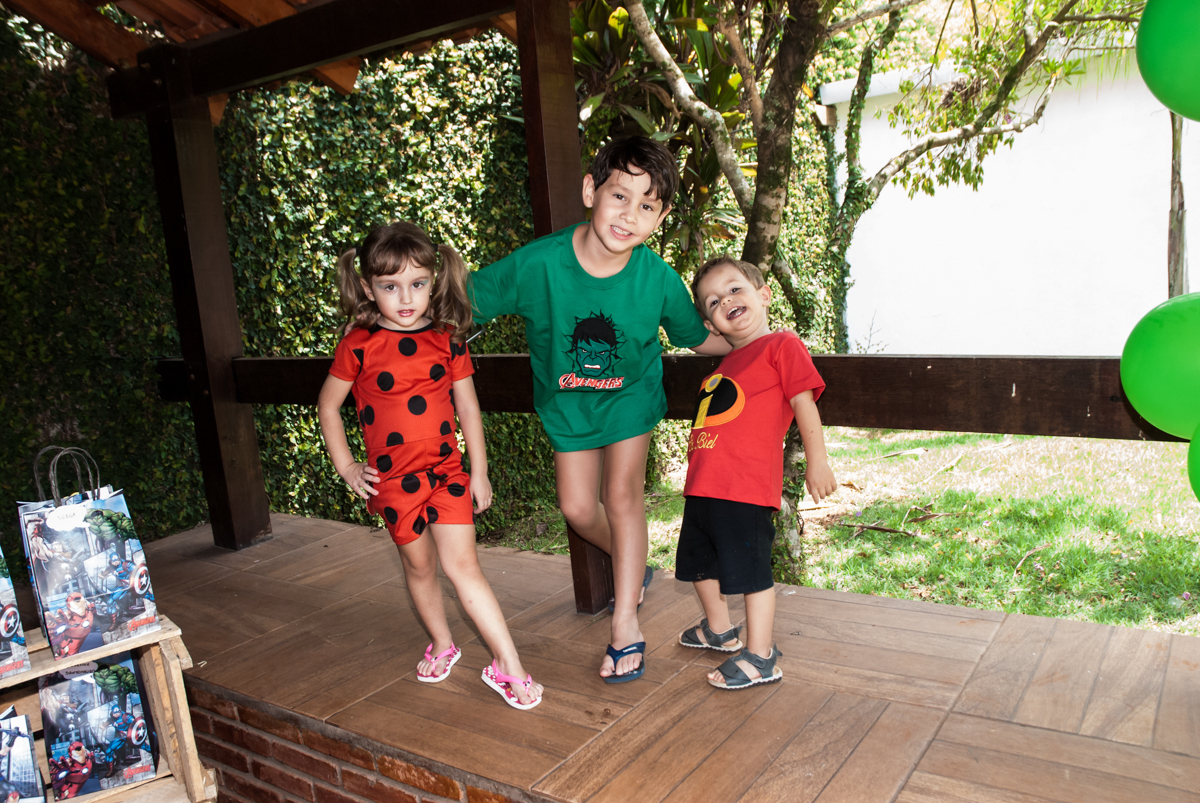 recebendo os amigos para a festa