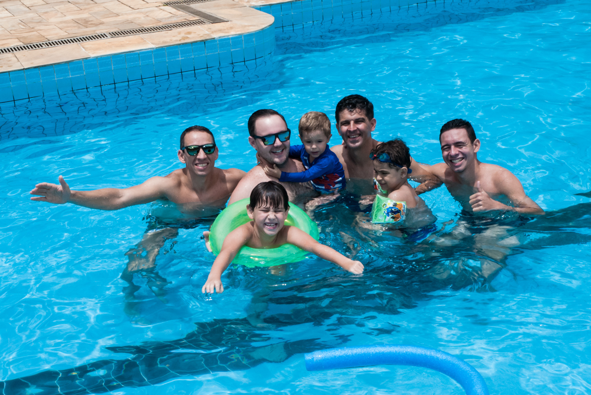 todos curtem a piscina