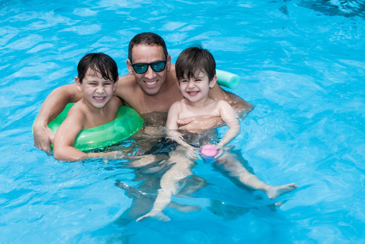 piscina divertida com as crianças