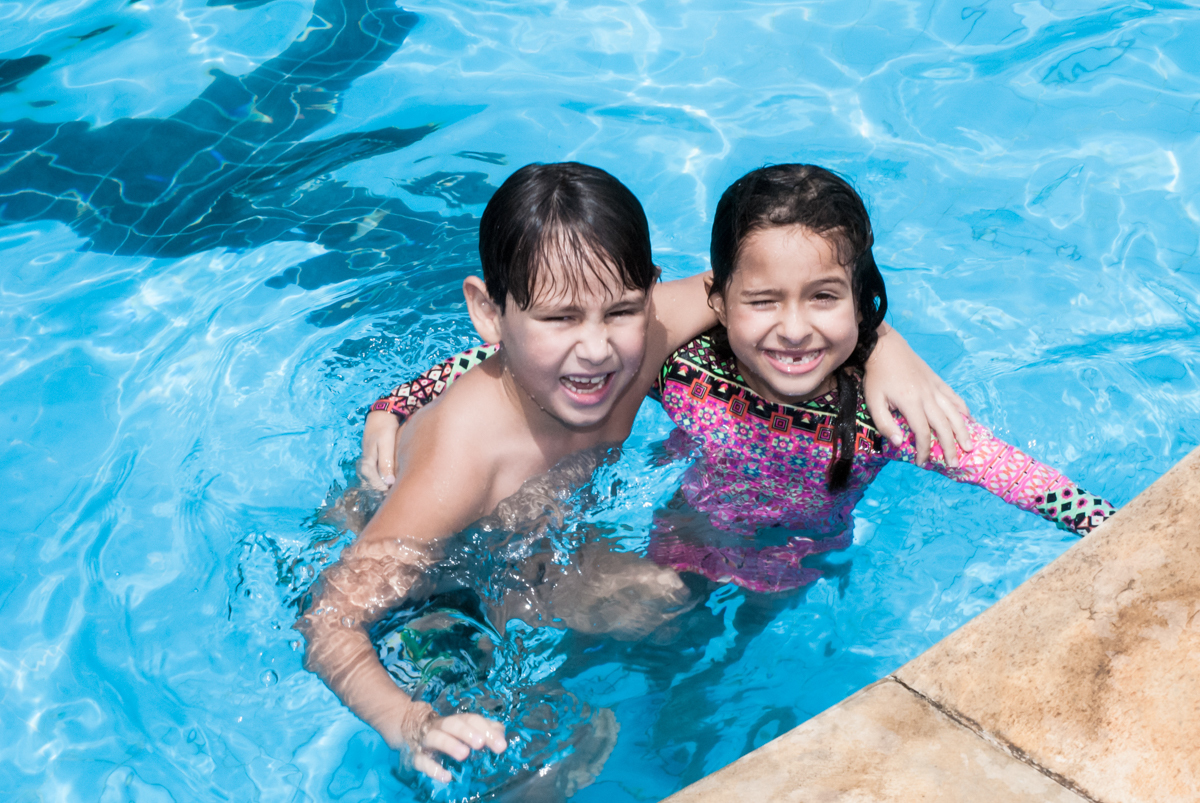 nadando com a amiga preferida