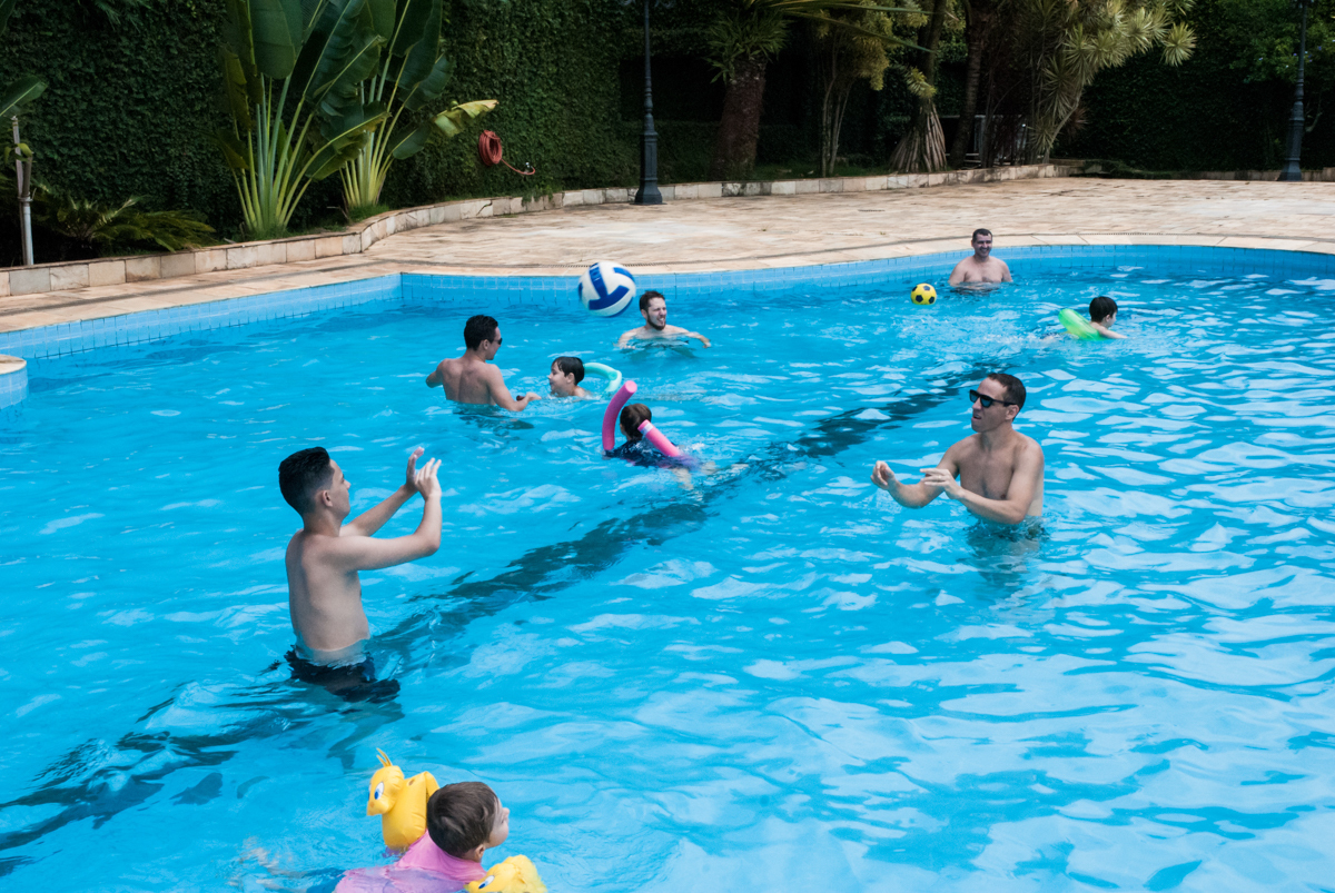 jogando volei na piscina