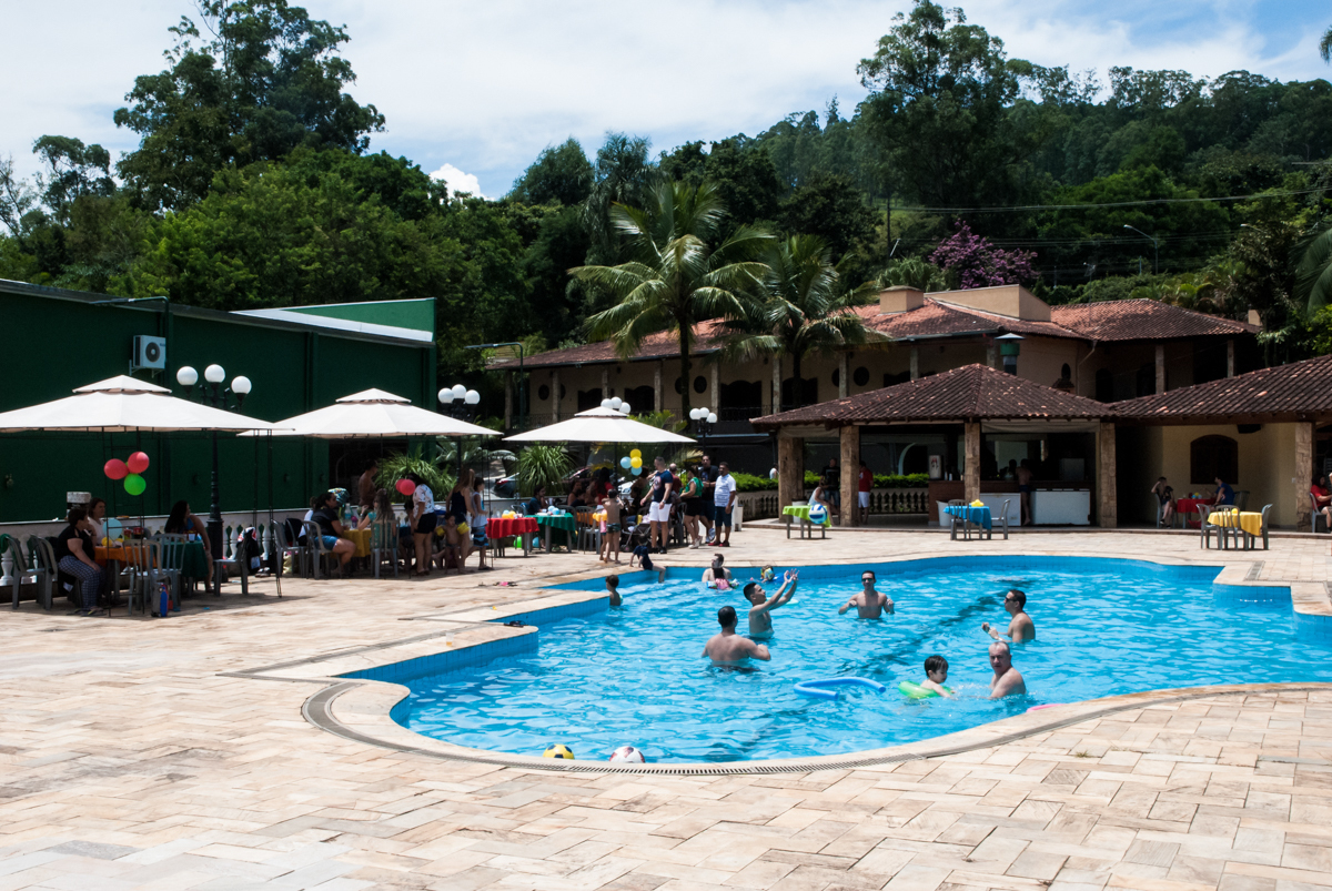 volei divertido na piscina