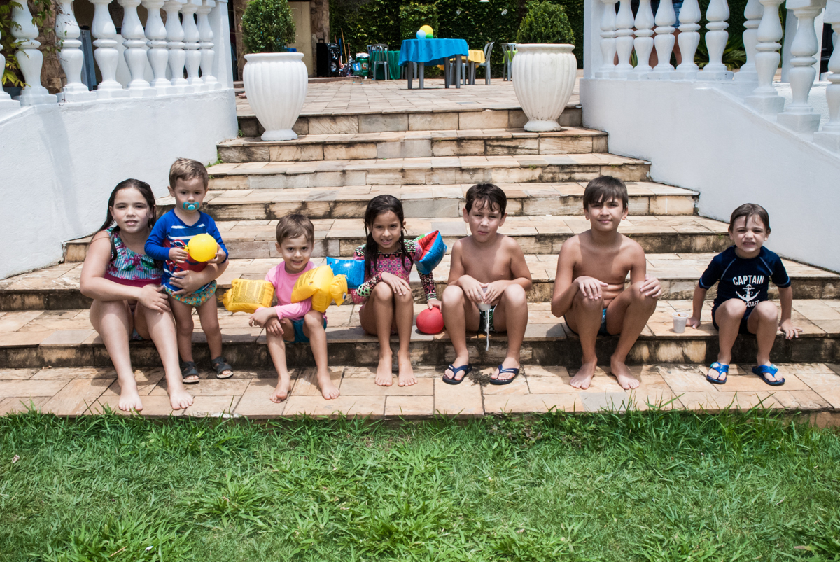 Os amigo se divertem no play ground