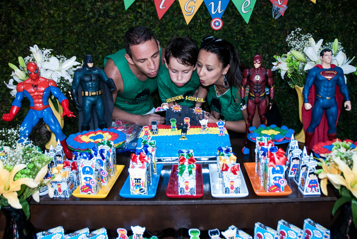 soprando a vela do bolo