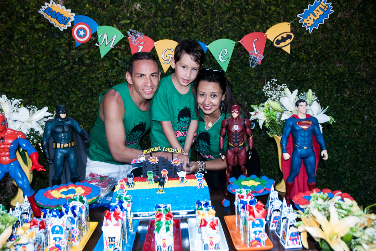 cortando o primeiro pedaço de bolo