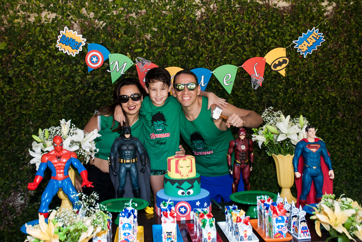 foto da família na mesa decorada