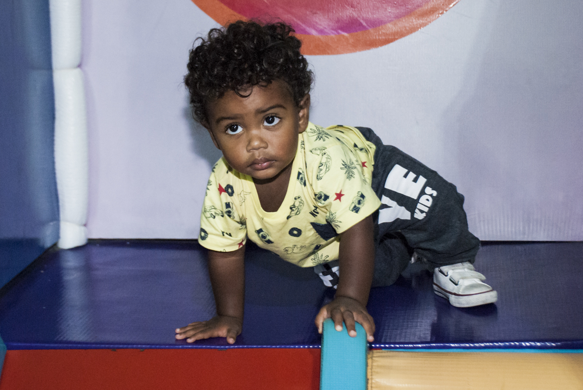 preparando para descer no escorregador