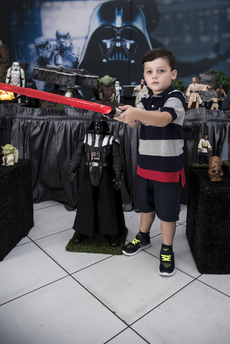 brincando com a espada do star wars