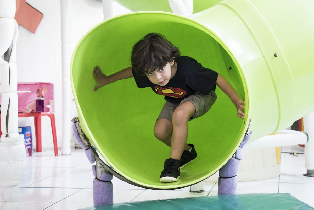 descendo do escorregador do brinquedão