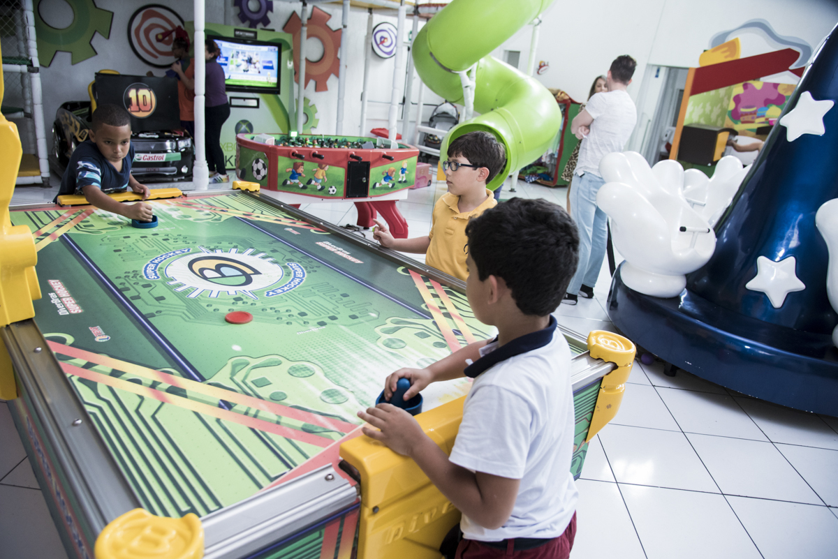 jogo com os amigos no futebol de mesa