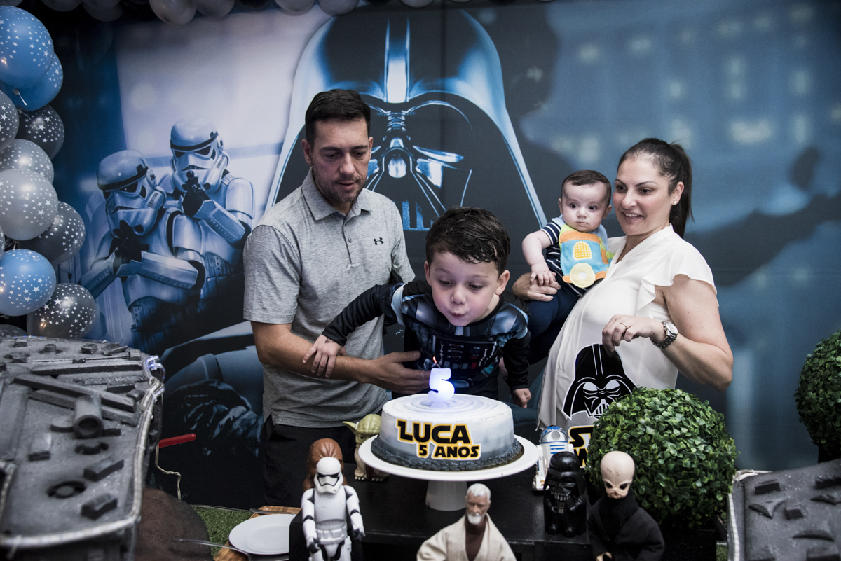 soprando a vela do bolo