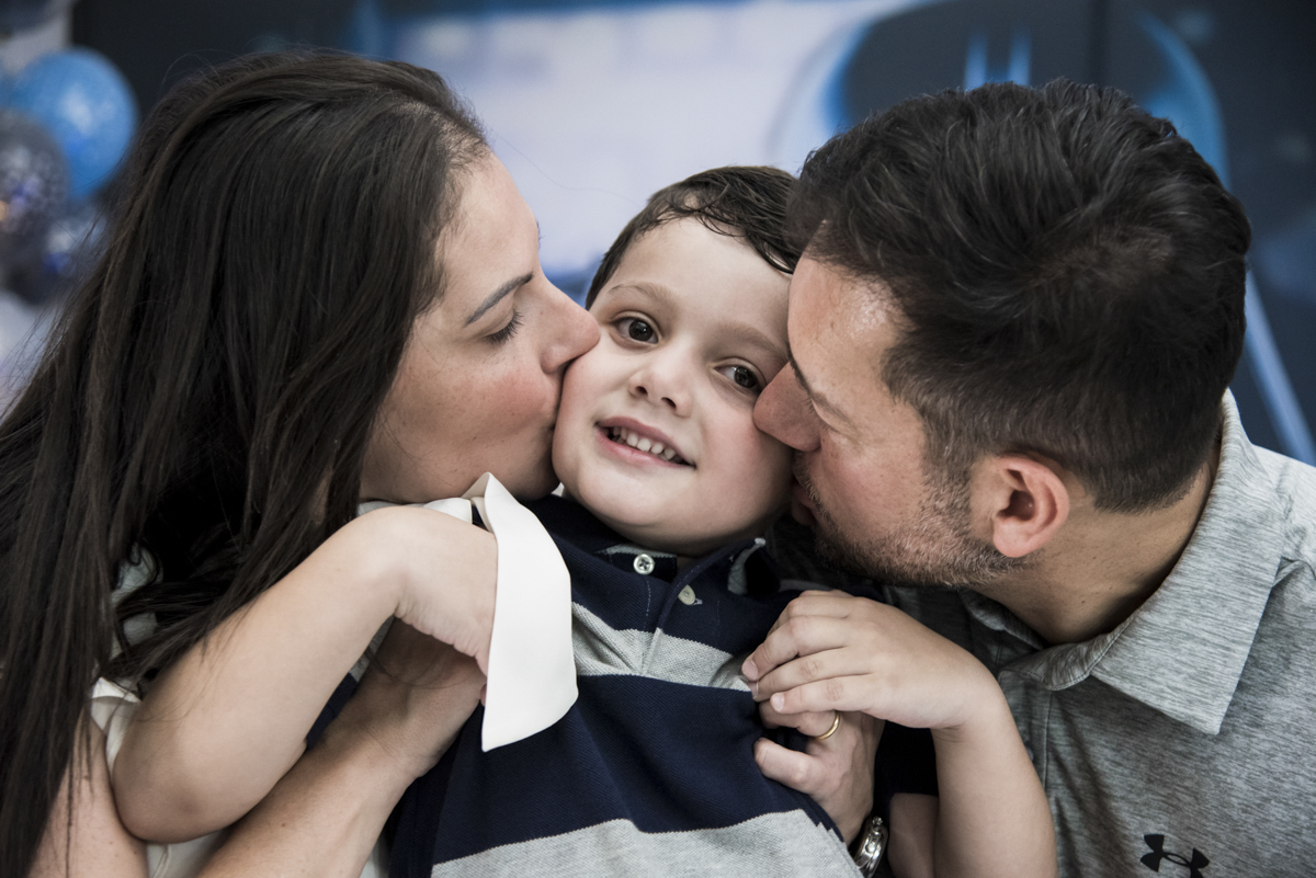 beijo sanduiche no aniversariante