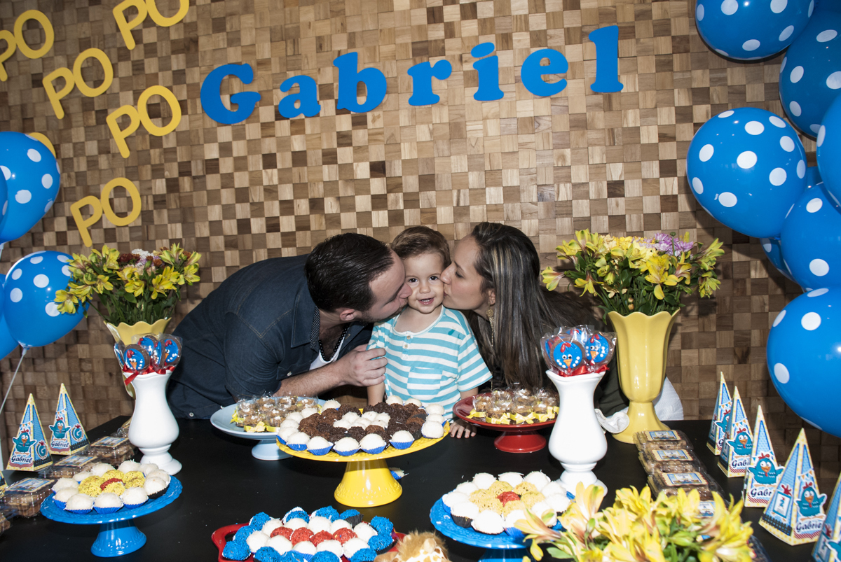 beijo sanduiche no aniversariante