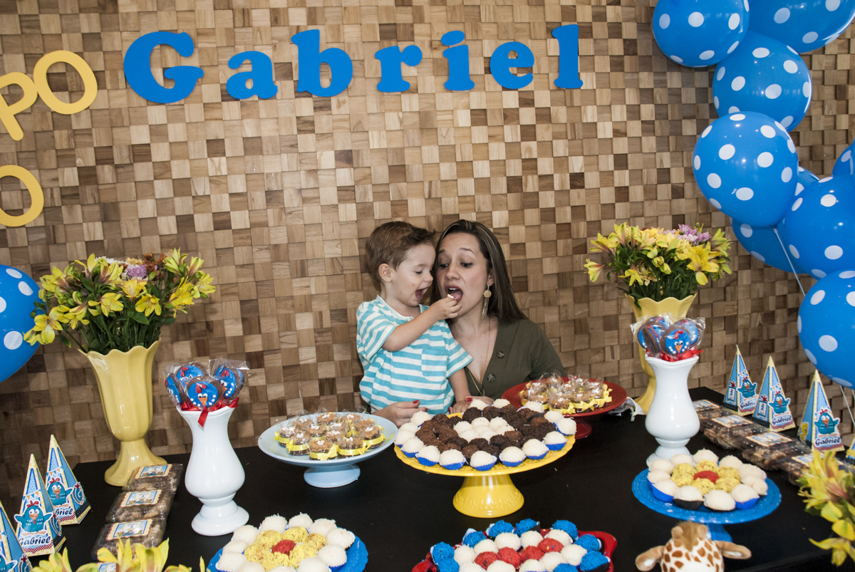 comendo docinho da festa