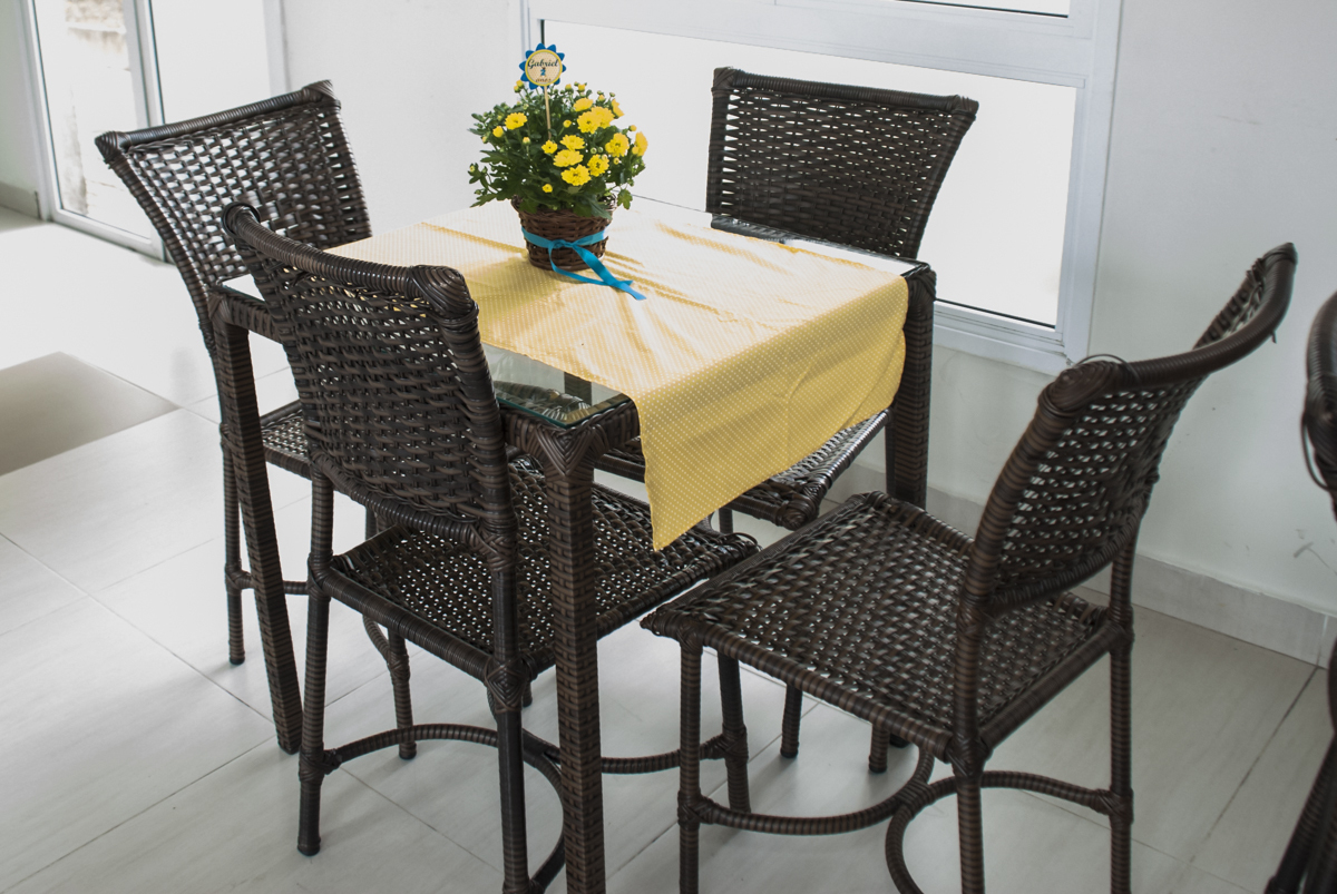 mesa decorada com flores nautrais