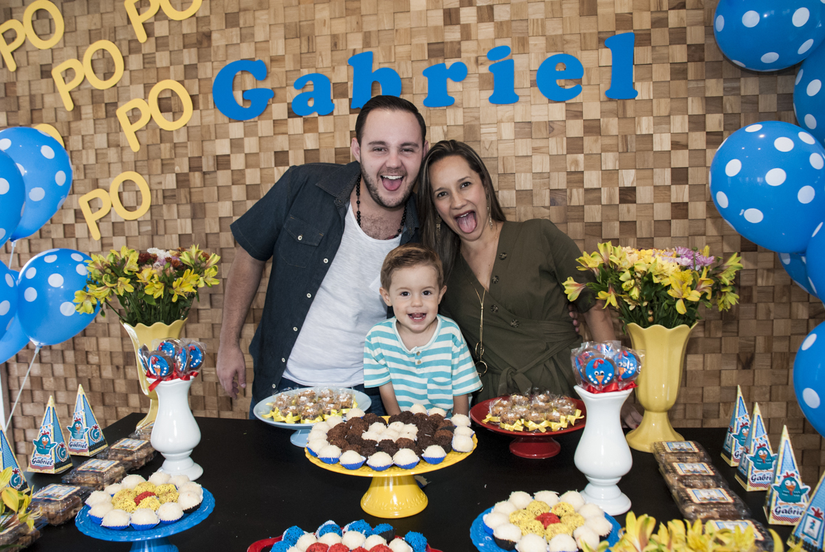 fotografia da família na mesa decorada