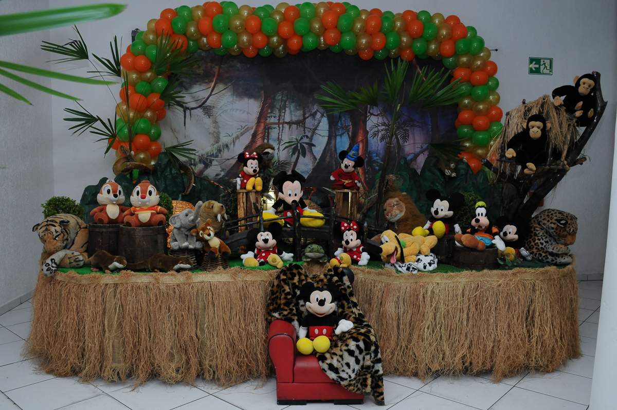 Mesa decorada do Mickey no Buffet Fábrica da Alegria, SP