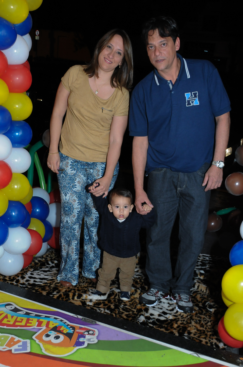 entrada do aniversariante com os pais no Buffet Fábrica da Alegria, SP