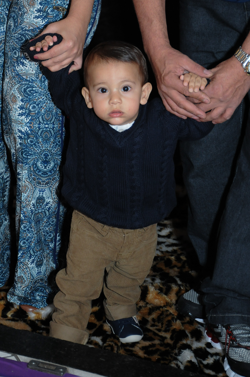 Lucas entrando para festa de seu aniversário no Buffet Fábrica da Alegria, SP