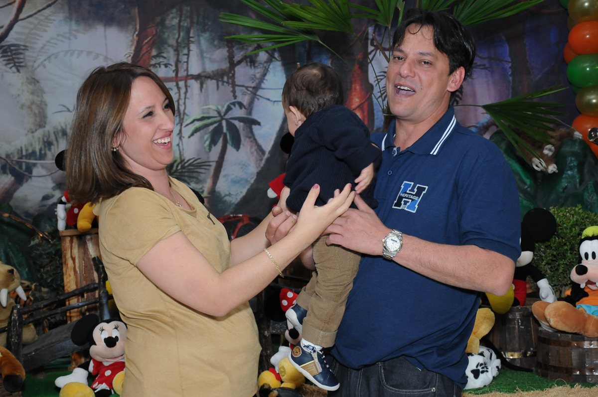 bagunça com o lucas em frente a mesa do mickey no Buffet Fábrica da Alegria, SP