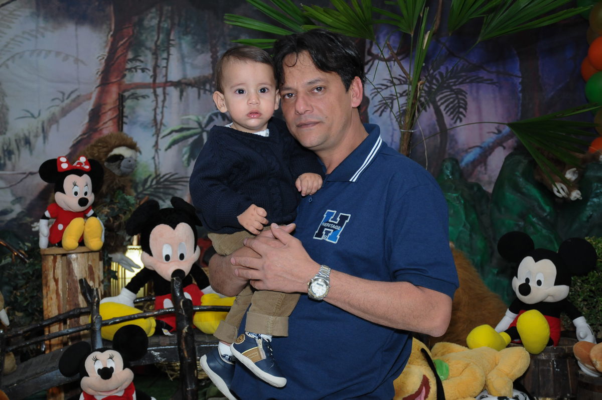 Lucas e o papai em frente a mesa do mickey no Buffet Fábrica da Alegria, SP