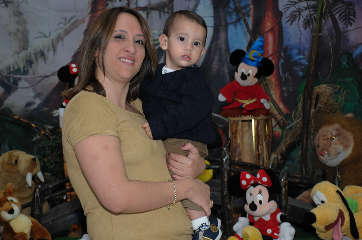 mamãe e lucas em frente a mesa do mickey no Buffet Fábrica da Alegria, SP
