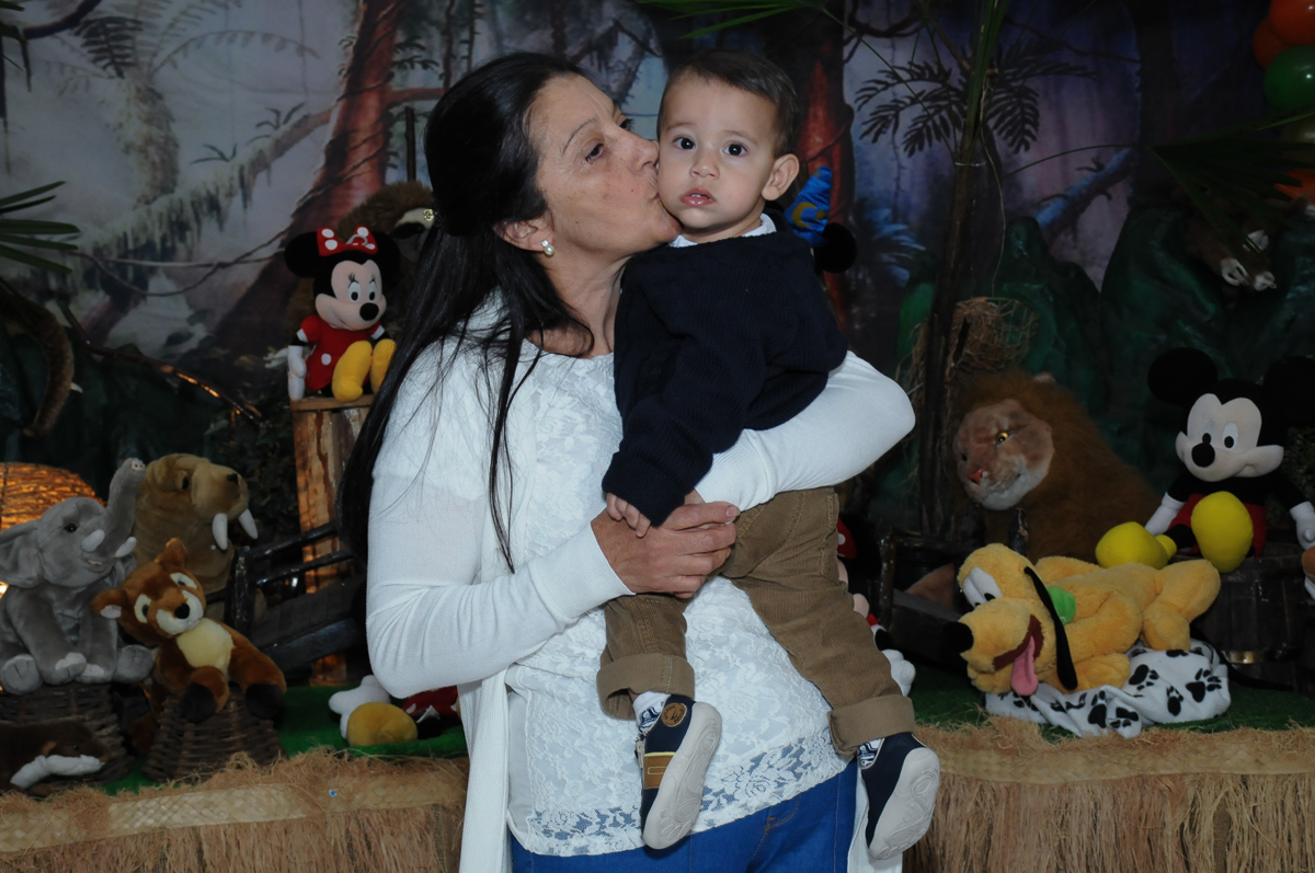 Vovó dando beijinho no lucas em frente a mesa do mickey no Buffet Fábrica da Alegria, SP