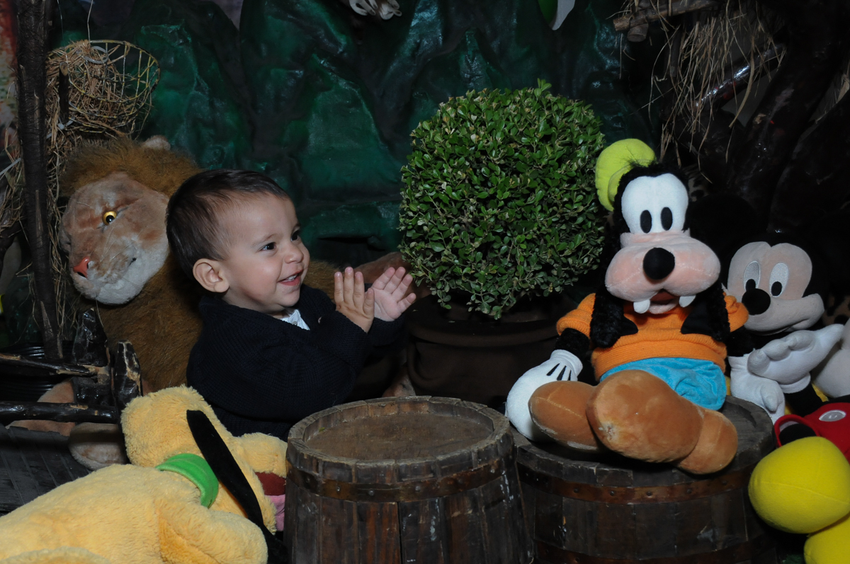 lucas sentado na mesa do mickey no Buffet Fábrica da Alegria, SP