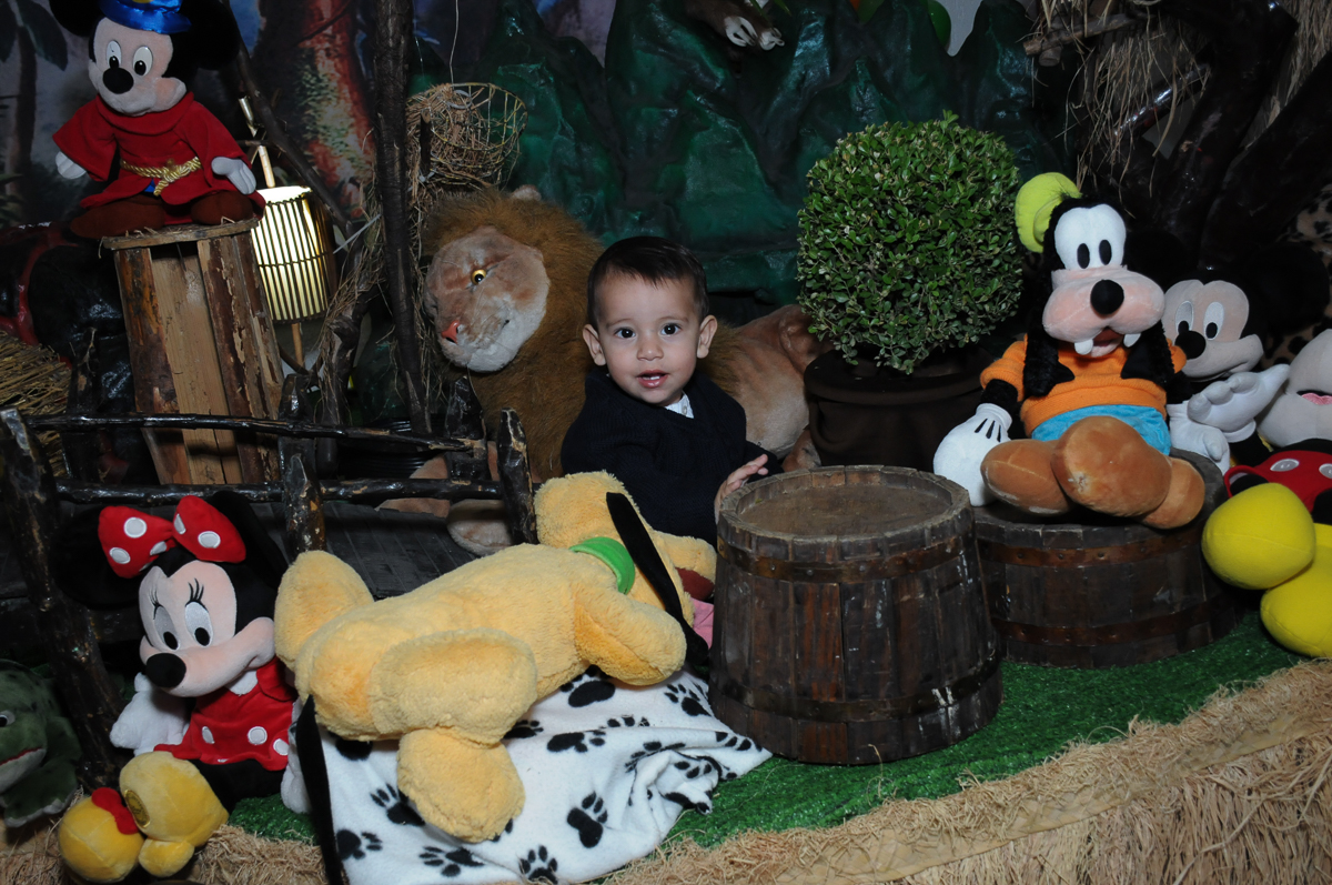 Lucas decorando a mesa do mickey no Buffet Fábrica da Alegria, SP