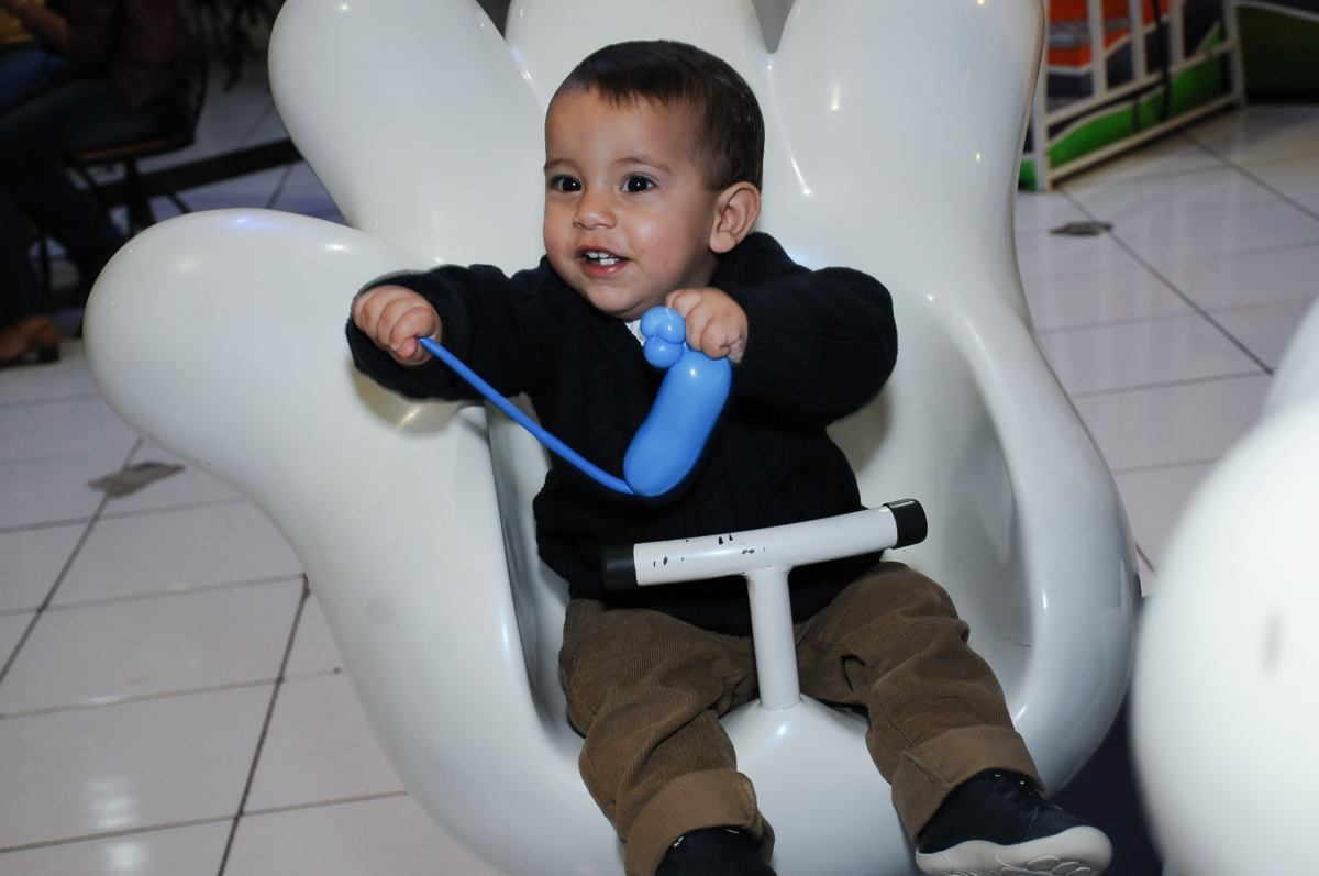 lucas sentado na mão do mickey no Buffet Fábrica da Alegria, SP