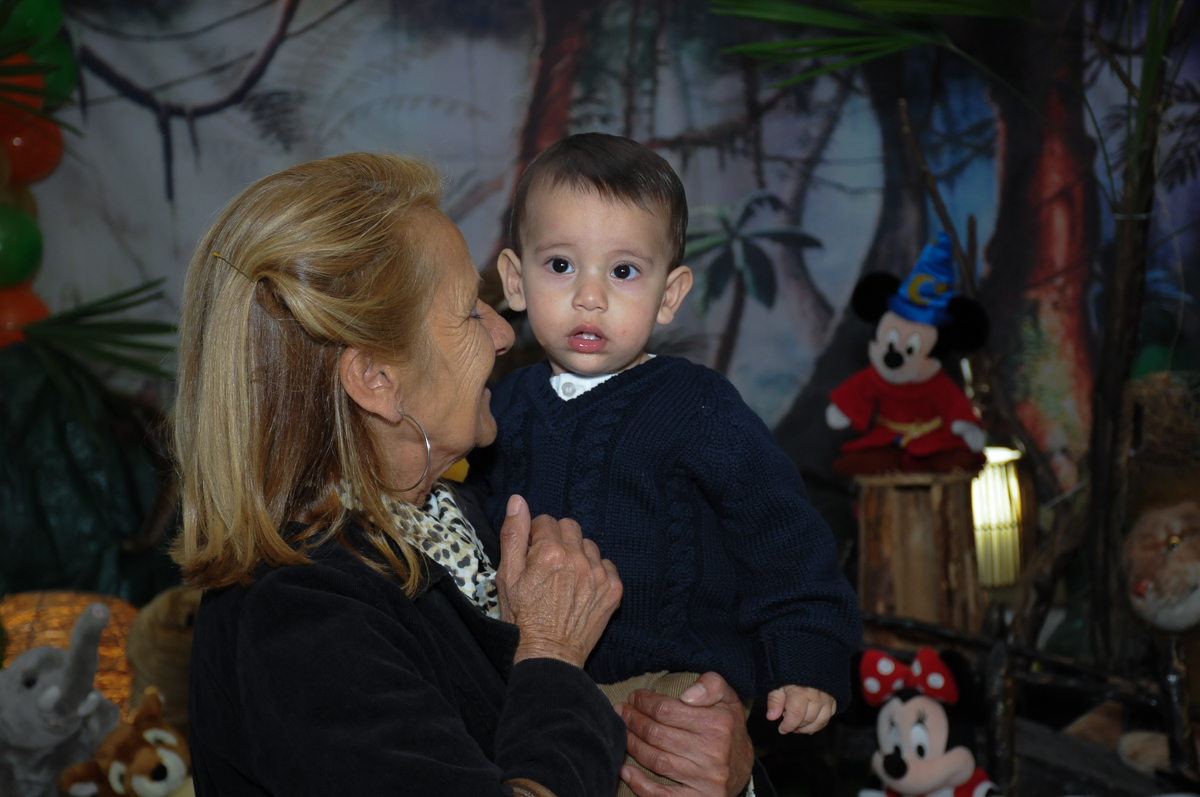 lucas no colo da vovó no V