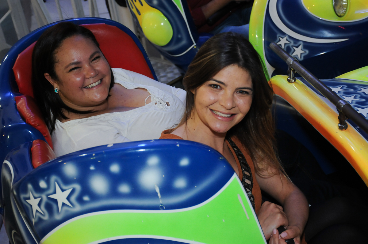 amigas da mãe do lucas se divertindo no Buffet Fábrica da Alegria, SP