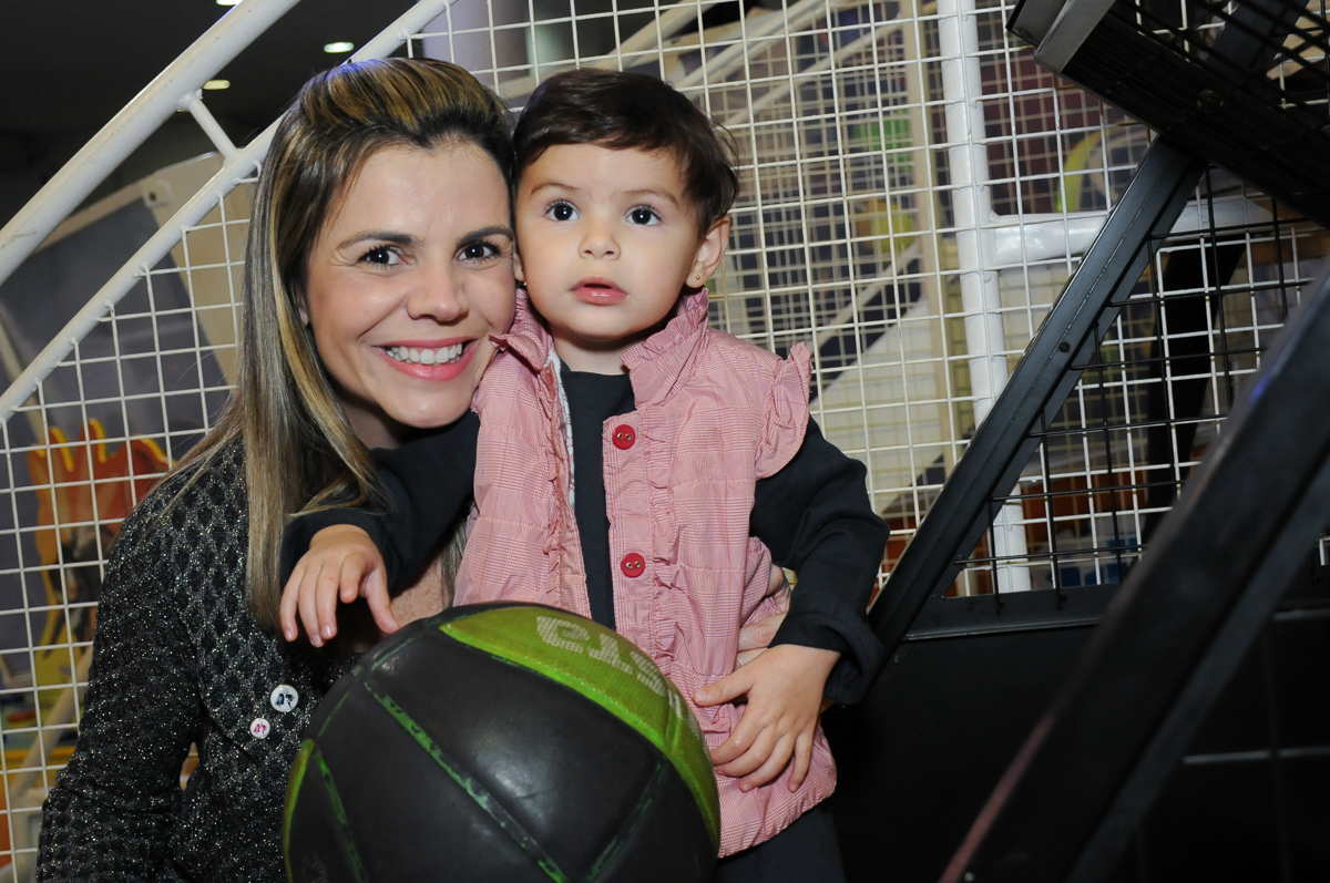 amiguinha do lucas no colo da mamãe no Buffet Fábrica da Alegria, SP