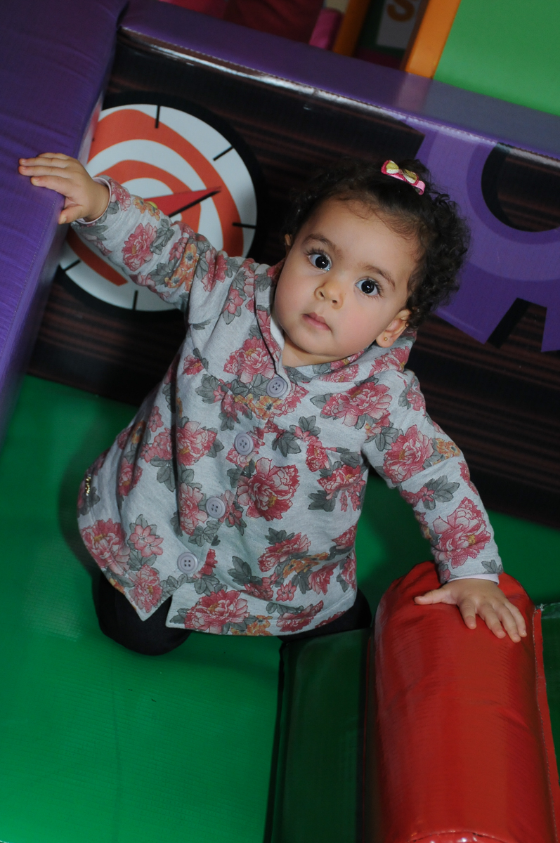 amiguinha brincando na área baby do Buffet Fábrica da Alegria, SP