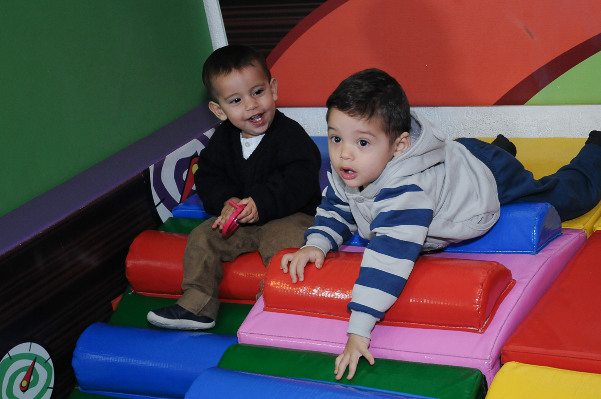turminha brincando na área baby do Buffet Fábrica da Alegria, SP