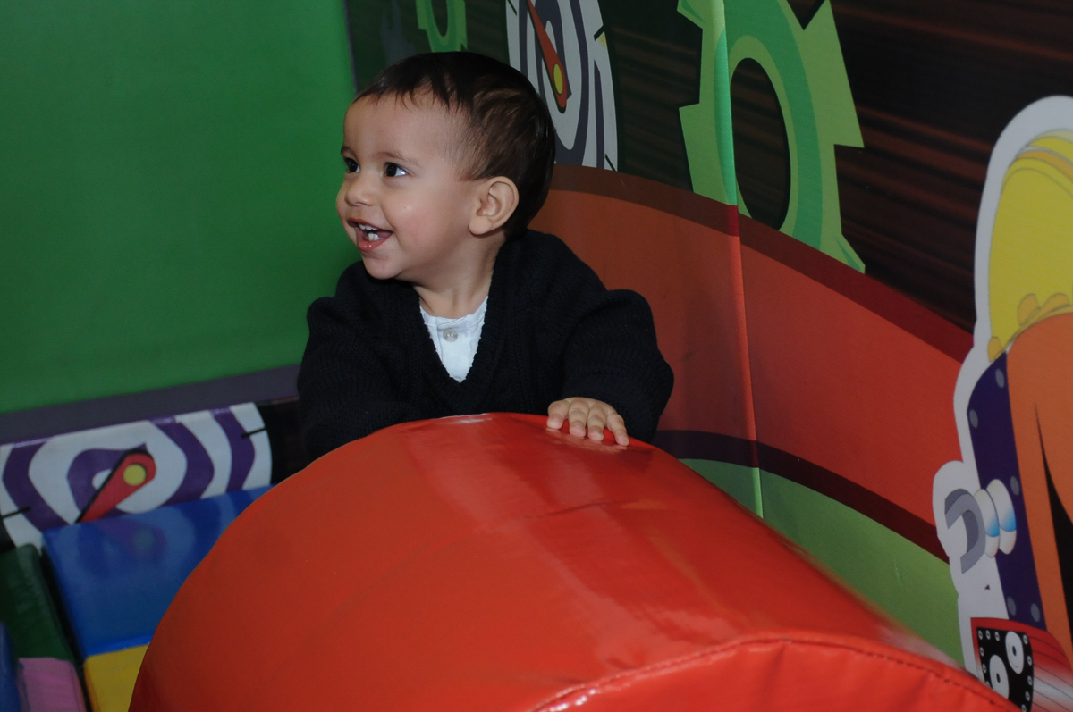 lucas se divertindo na área baby no Buffet Fábrica da Alegria, SP