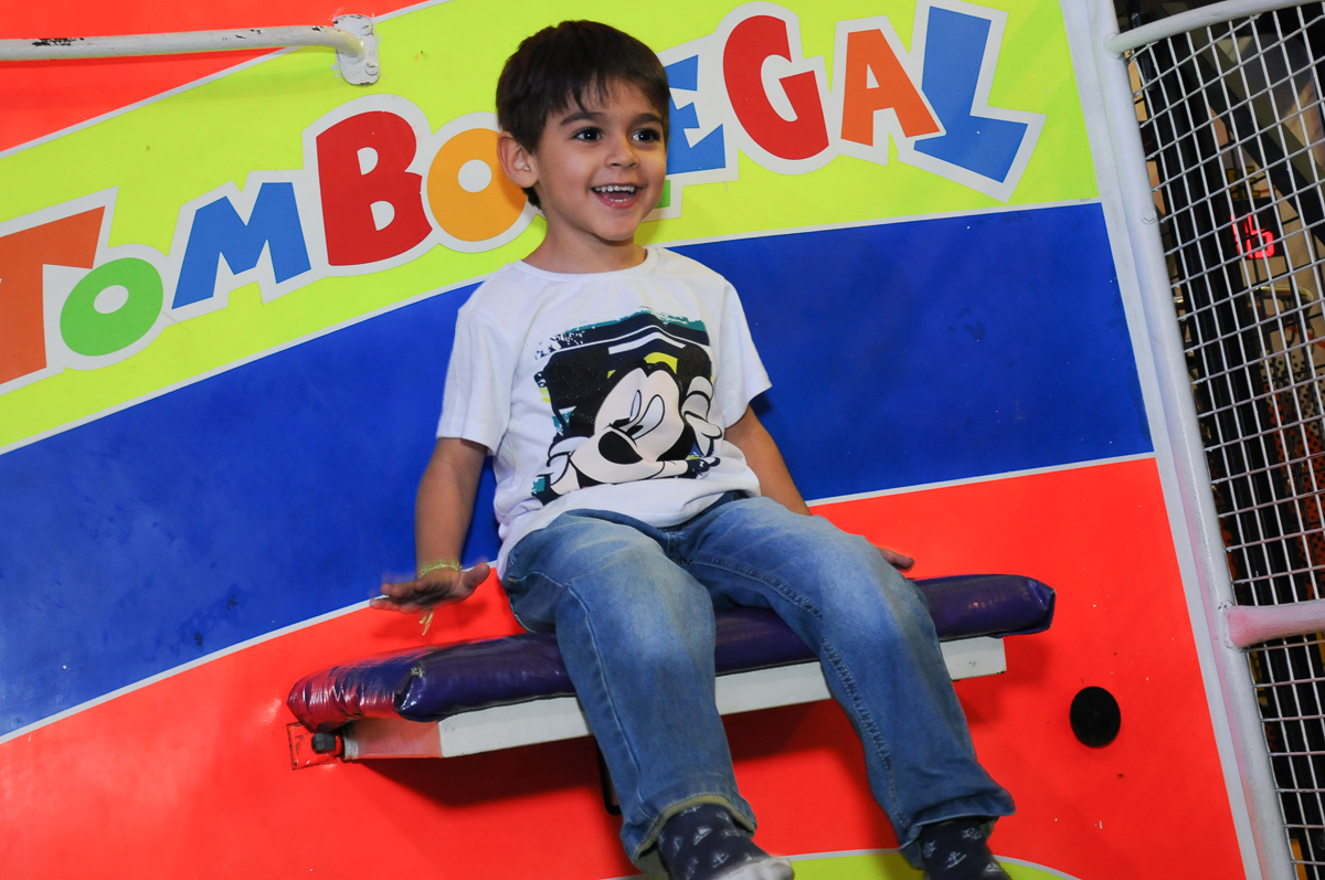 outro amiguinho se divertindo no tombo legal no Buffet Fábrica da Alegria, SP