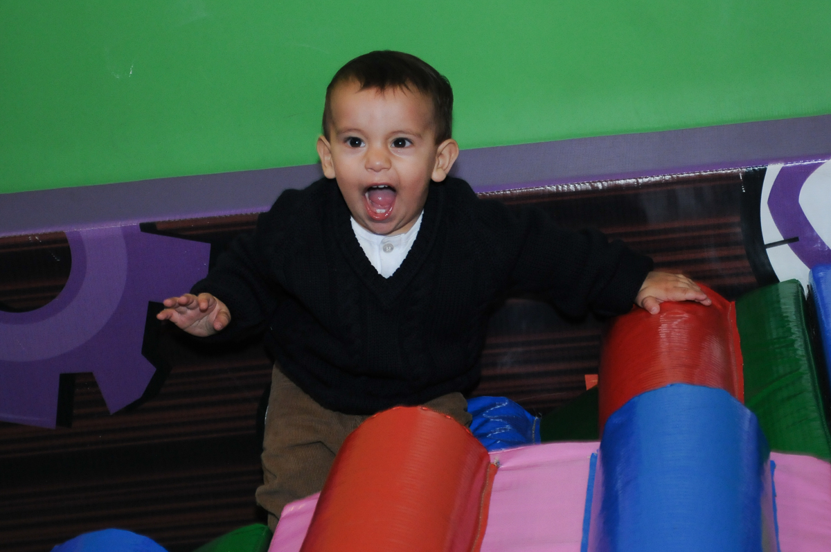 lucas brincando na área baby do Buffet Fábrica da Alegria, SP