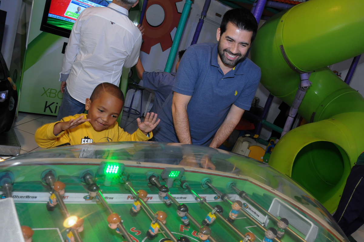 os adultos brincando no Buffet Fábrica da Alegria, SP