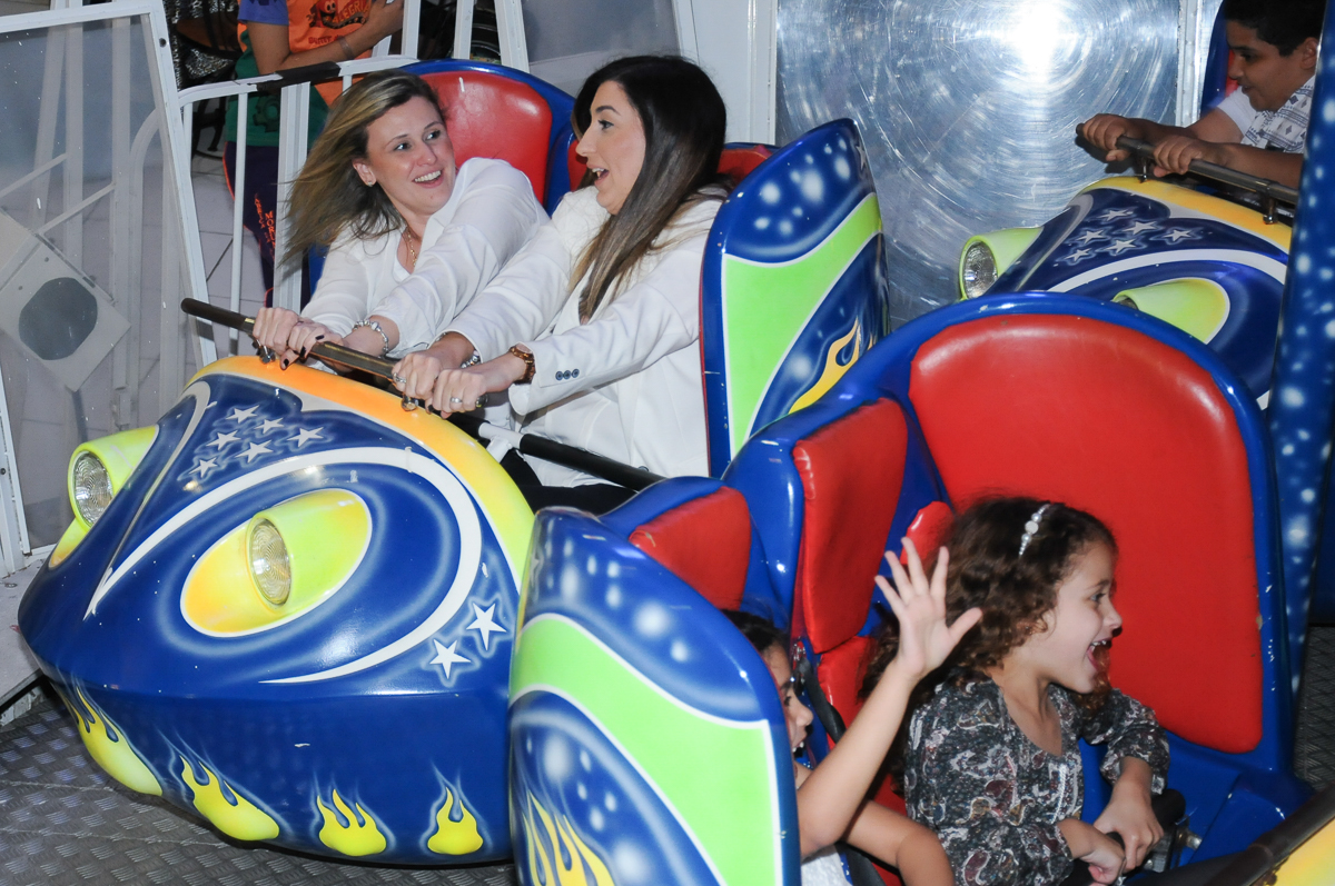 adultos brincando no gira gira no Buffet Fábrica da Alegria, SP