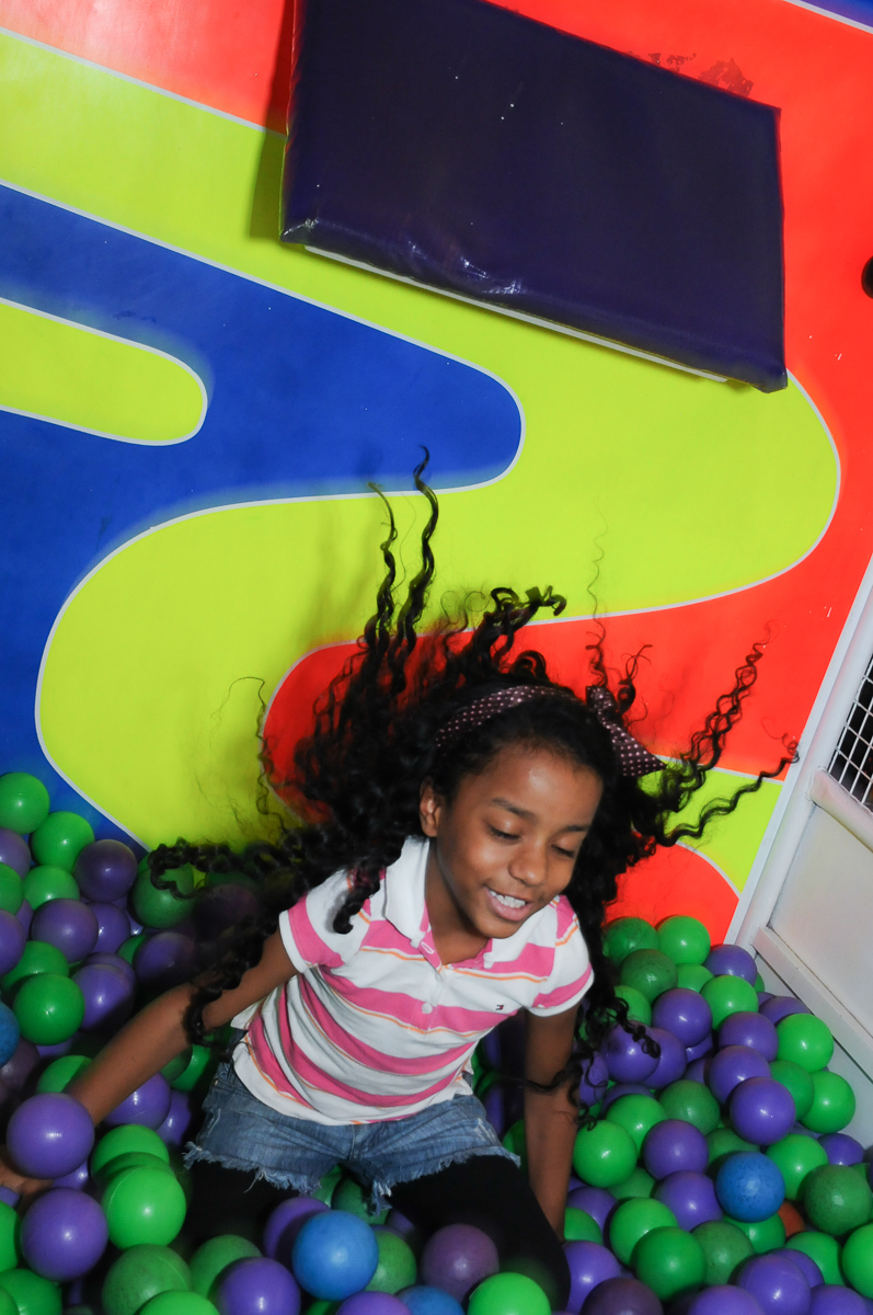 amiguinha caindo do tombo legal no Buffet Fábrica da Alegria, SP
