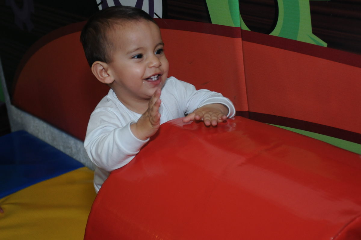 lucas é só alegria na área baby do Buffet Fábrica da Alegria, SP