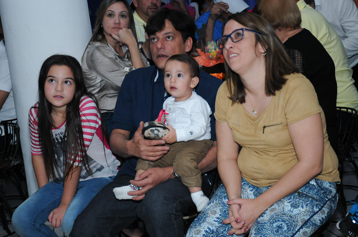 a família assistindo a retrospectiva no Buffet Fábrica da Alegria, SP