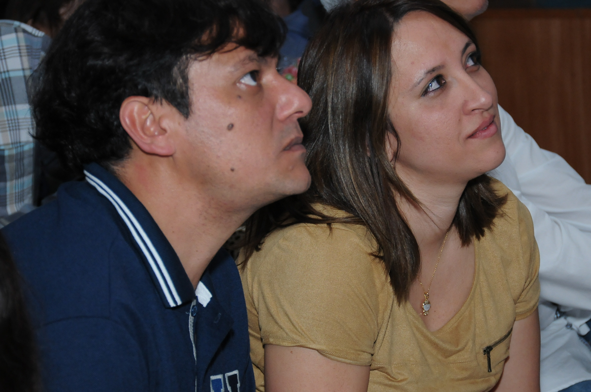 papai e mamãe assistindo a retrospecitiva no Buffet Fábrica da Alegria, SP