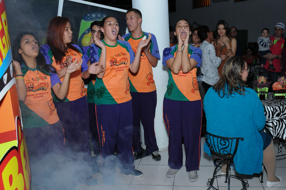 munitores cantando parabéns para o lucas no Buffet Fábrica da Alegria, SP