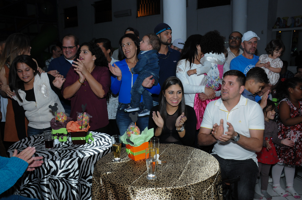 convidados cantando parabéns para lucas no Buffet Fábrica da Alegria, SP