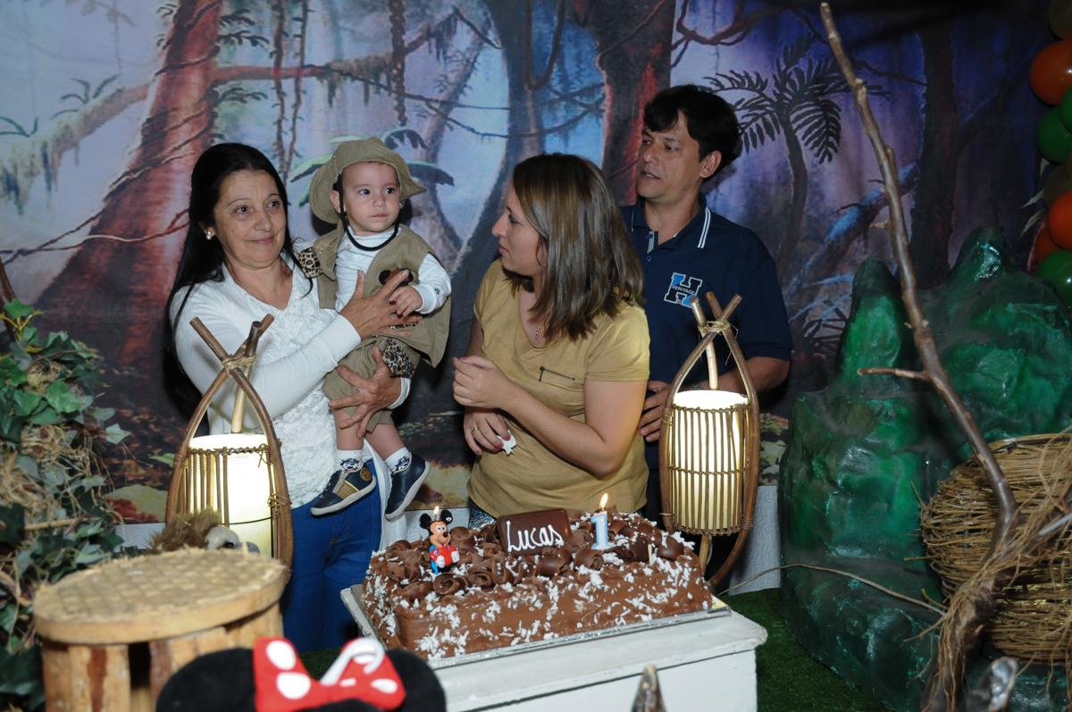 lucas na mesa do parabéns no Buffet Fábrica da Alegria, SP