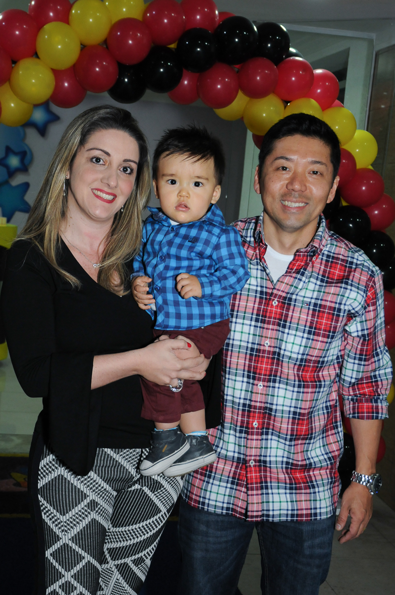 os pais no arco de bexiga no fachada do buffet magic joy, saude